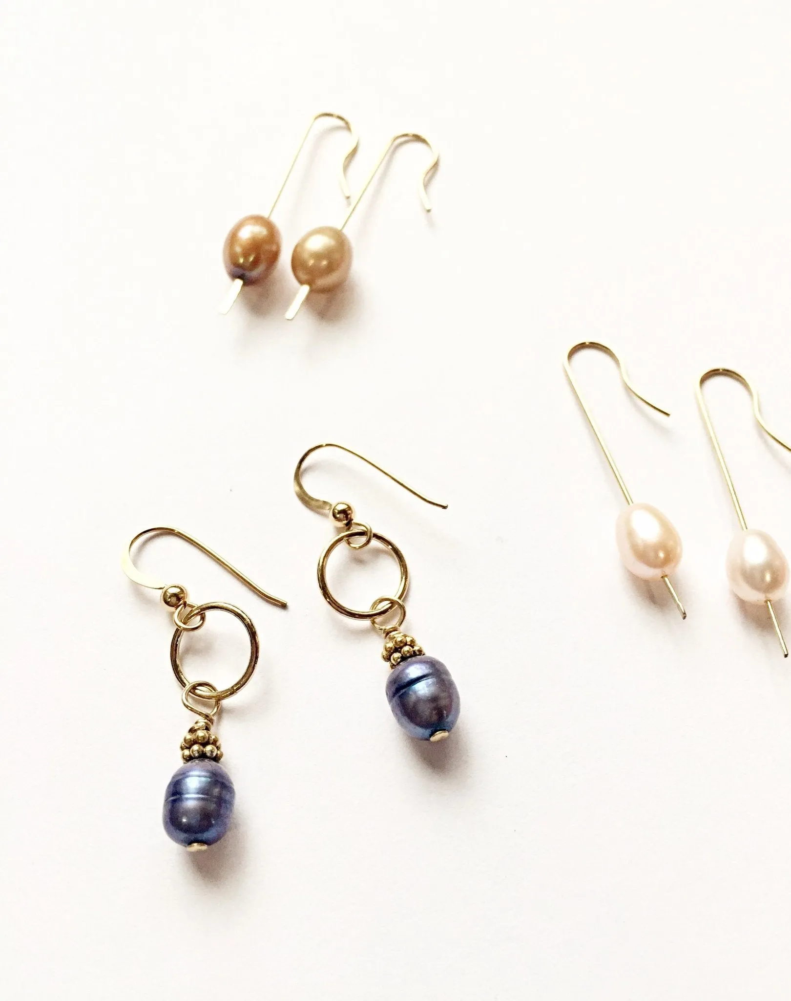 Indigo Pearl earrings in Gold