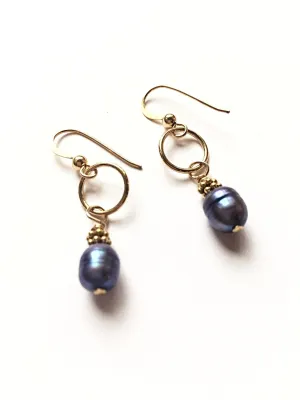 Indigo Pearl earrings in Gold