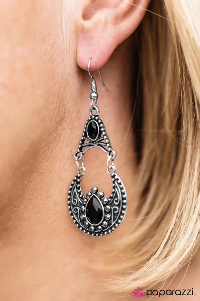 Paparazzi Earring ~ A Night In The Clouds - Black